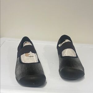 Elegant Black and Grey Keen Wool Women's Shoes